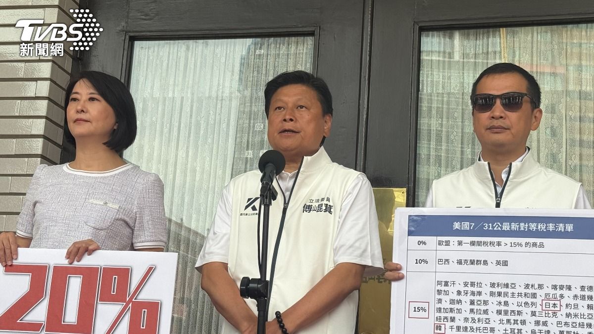 傅崐萁（中）、王鴻薇（左）、羅智強（右）針對關稅20％召開記者會。（圖／陳怡潔攝）