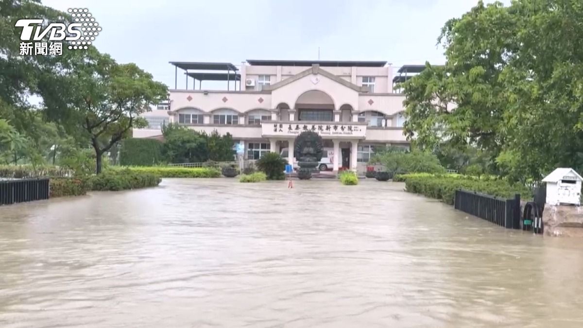 台南災情嚴重，新市區一家安養院也被大水包圍，變成一座孤島。（圖／TVBS）