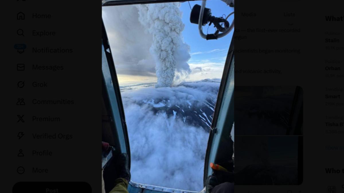 克拉舍寧尼科夫火山（Krasheninnikov Volcano）600年來首度有歷史記錄的噴發活動。（圖／翻攝Ｘ@nexta_tv）