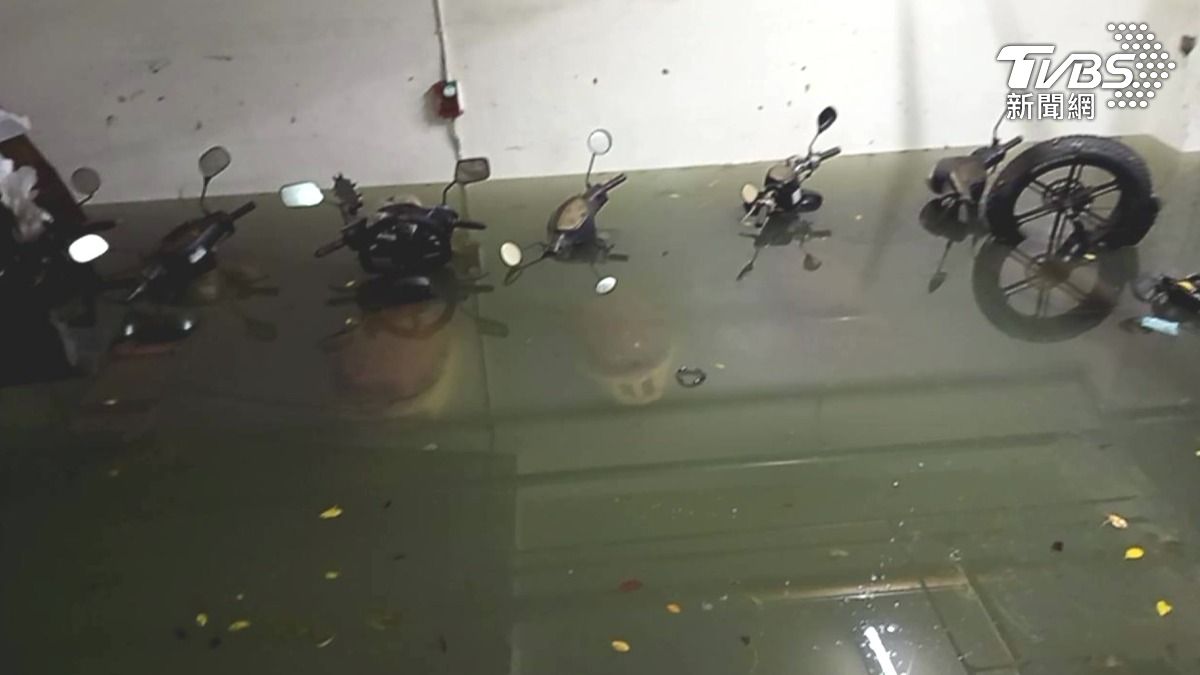 台南雨停善後剛開始！ 多處大樓地下室滅頂汽機車全泡水