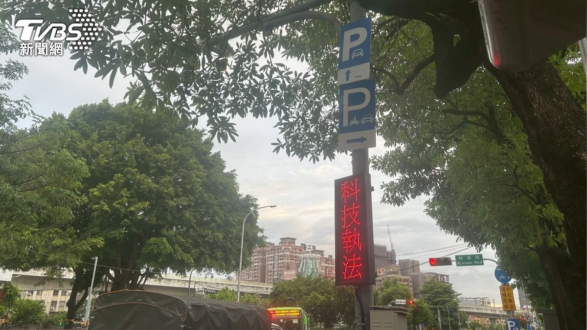 為了改善惱人的交通狀況，台中市警方規劃科技執法取締。（圖／林冠丞攝）