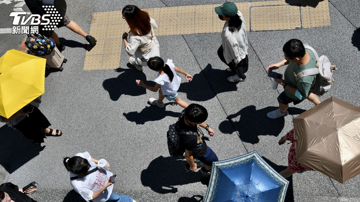 Thunderstorms expected as Taiwan battles extreme heat (TVBS News) Weather officials urge sun protection amid heat wave