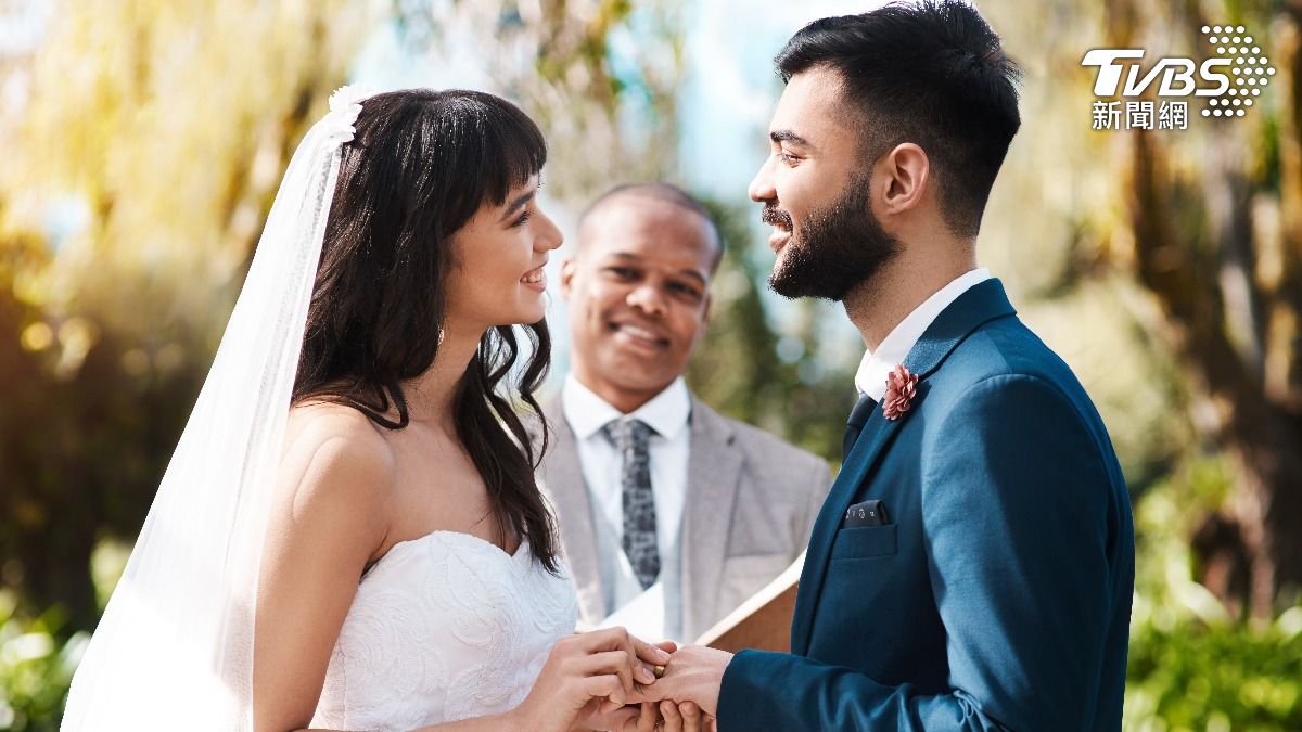 國外一名新郎在宣講誓詞時，竟脫口出前女友名字。（示意圖，非當事人／達志影像shutterstock）