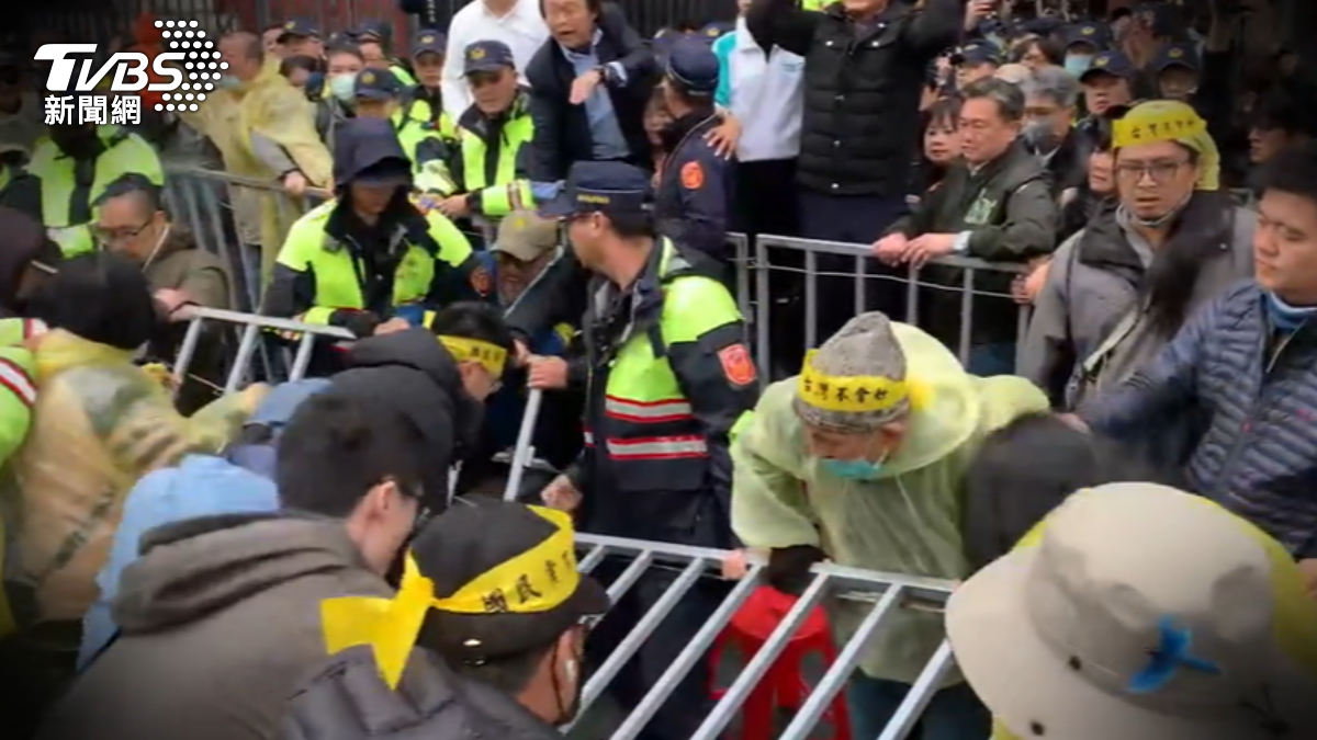 獨／父親節悲歌！大罷免害家庭破碎 7旬老父遭女兒痛毆3拳