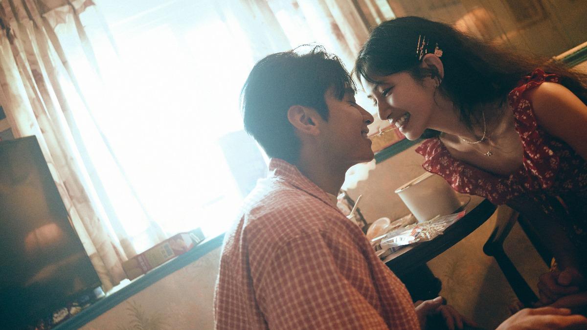 李千娜推出翻唱曲〈無法度按捺〉，MV邀來宋柏緯合作演出。（圖／環球音樂提供）