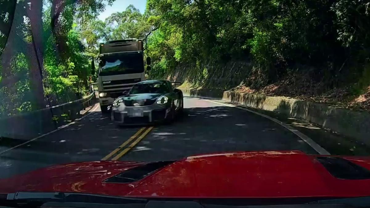 保時捷業務逆向超車。（圖／翻攝自WoWtchout-地圖型行車影像分享平台）