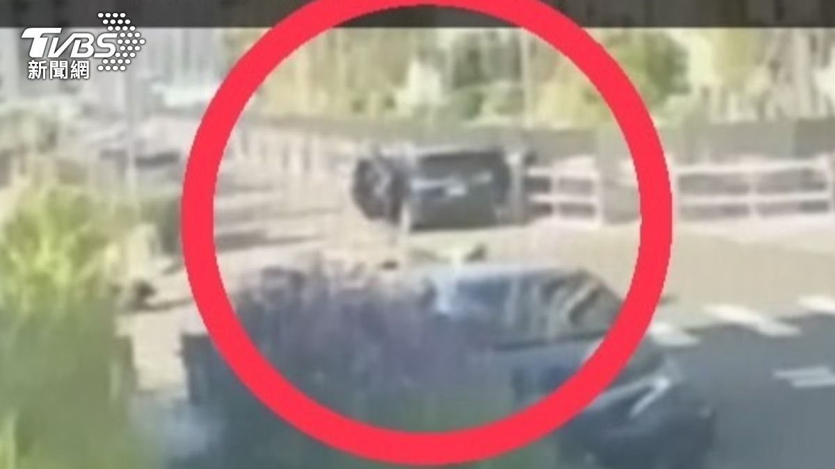 遭機車攔腰撞！休旅車「解壓縮」車上5-6人全跑光