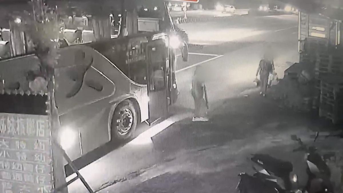 回家路上慘成亡魂！婦下遊覽車遭撞　「黑暗路段」無處安全過馬路
