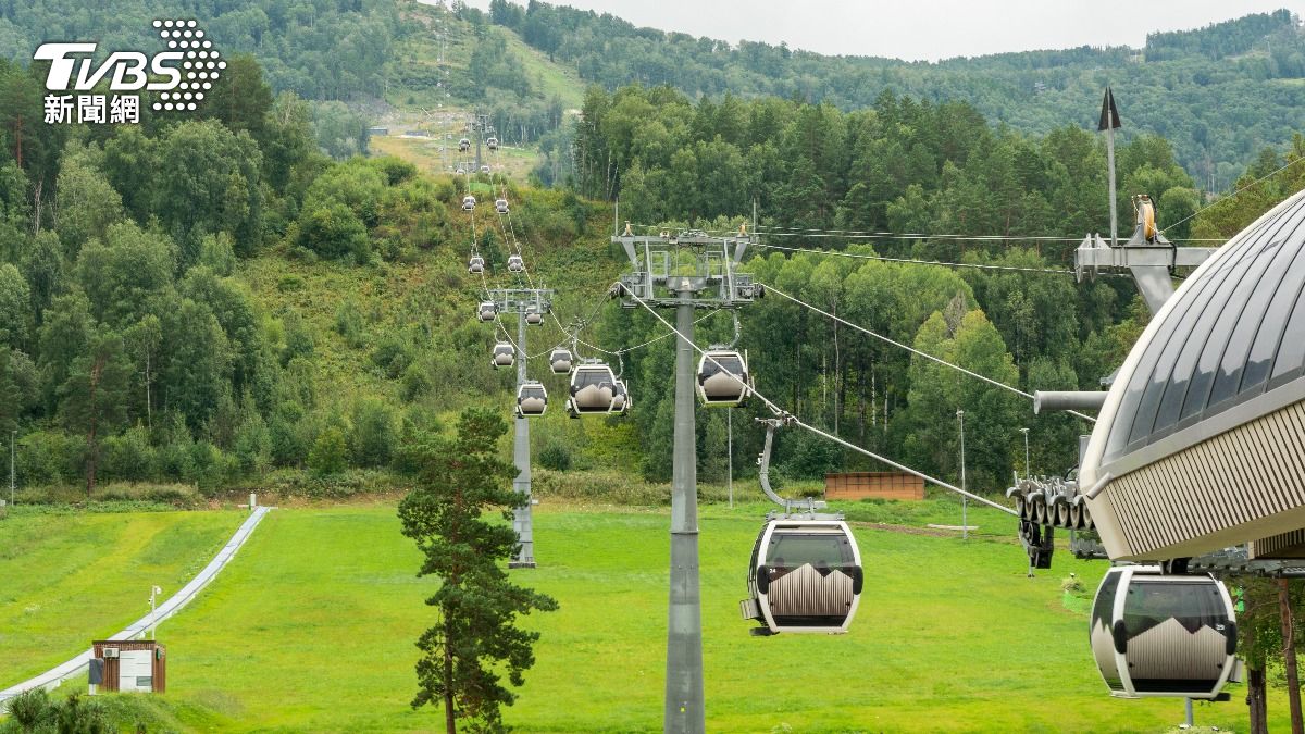 有片／俄纜車繩斷裂！「6米高空」自由落體　數十人重摔、墜湖