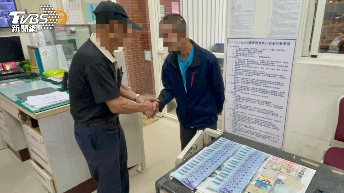 清馬桶感覺卡卡！台中廟公糞池撈到3萬6　洗乾淨送回救命錢