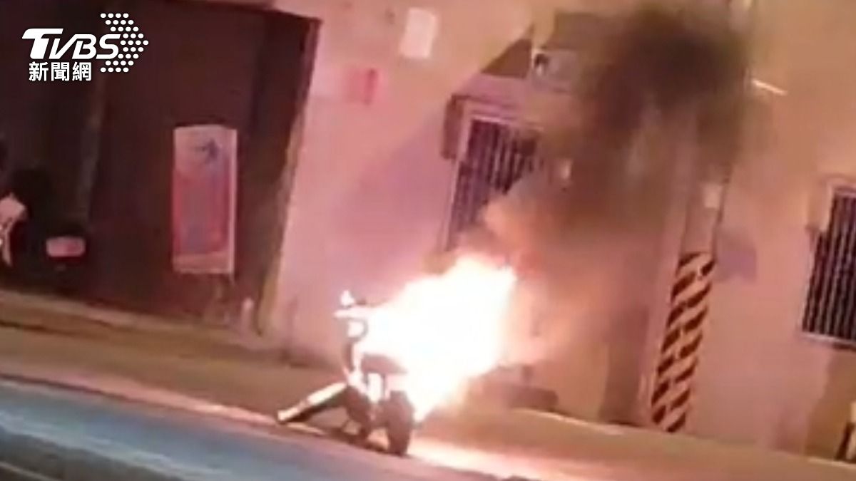 花蓮電動機車竄火狂燒！濃煙瀰漫馬路　騎士嚇壞急閃求救