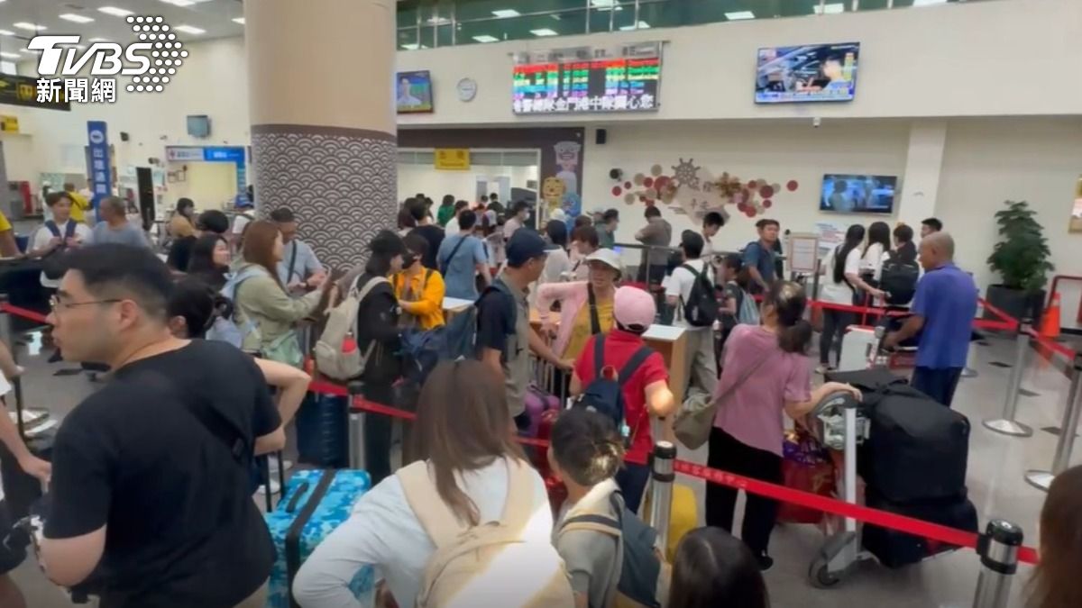 暑假小三通爆人潮！逾2百旅客滯留金門　碼頭僅開一櫃檯辦候補