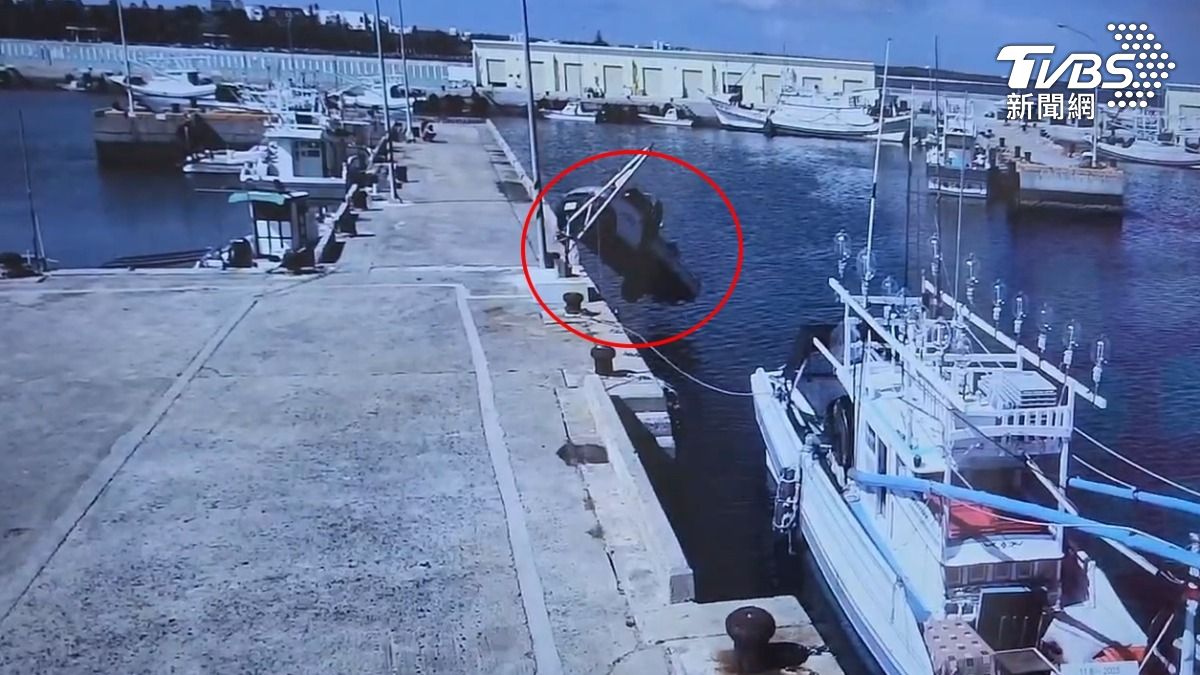撲通！小貨車倒車墜海  安檢所.家人帶「鐵鎚」下海救援