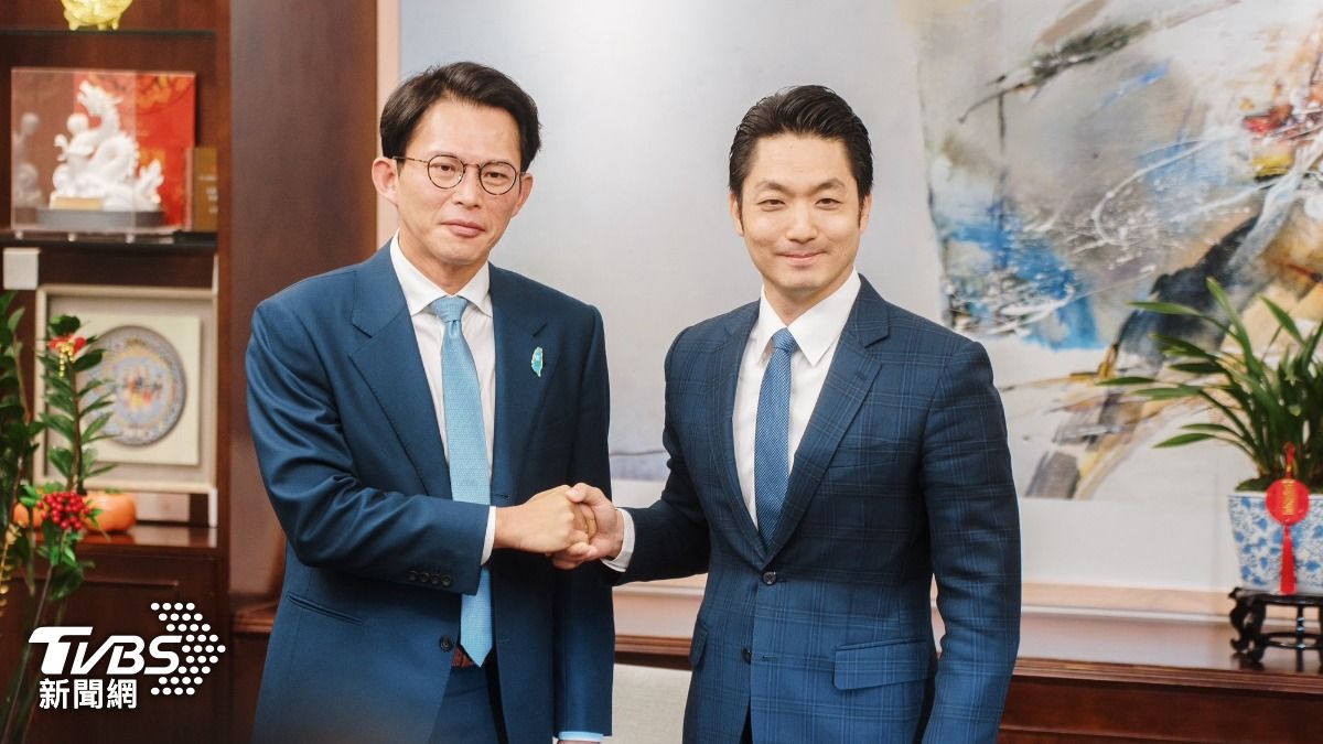拜會蔣萬安！　黃國昌喊「市長要秀六塊肌嗎」
