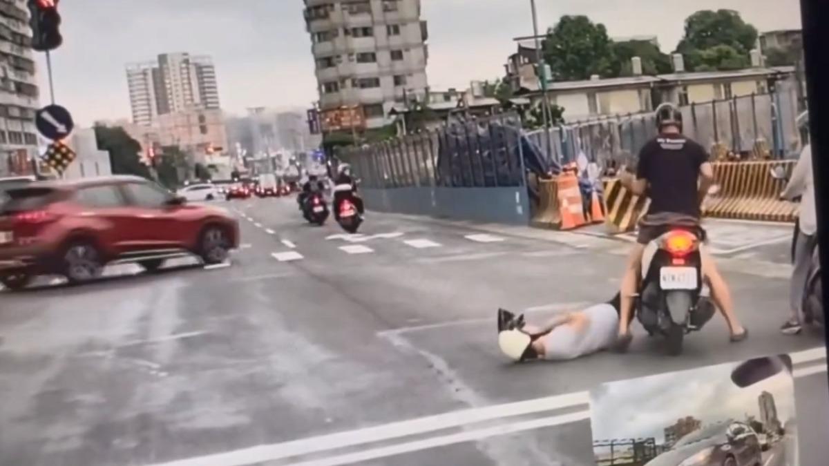 剛停車就揮拳！騎士遭揮拳痛毆昏倒　動手男乘客辯：只是朋友在玩