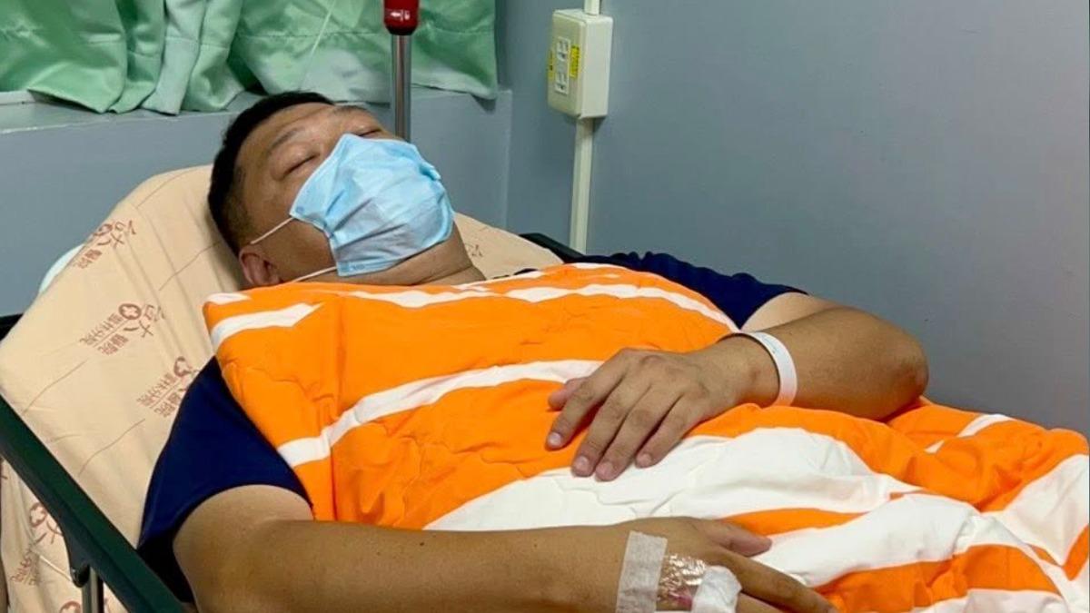 游顥突「血尿掛急診」！颱風天凌晨就醫　打點滴虛弱躺床