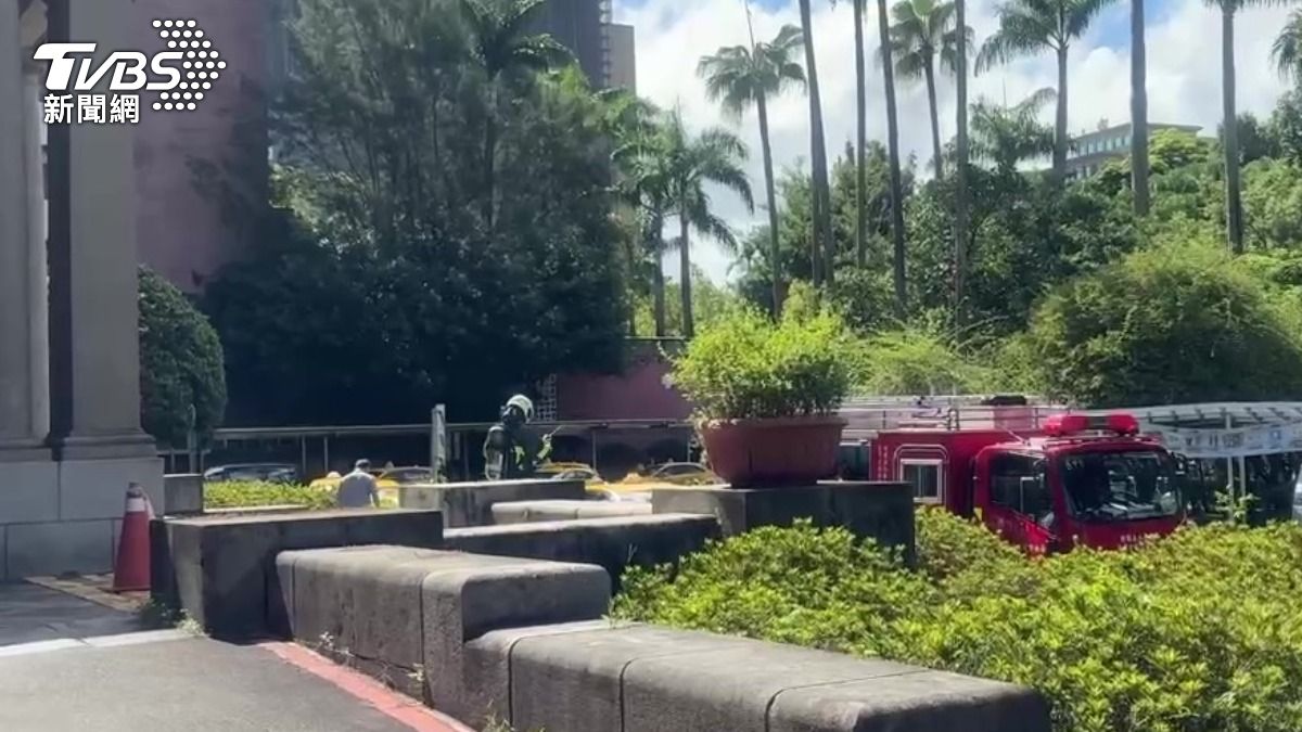 警消人員趕抵現場初步查看為空橋天花板內管線起火。（圖／TVBS）
