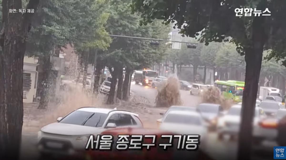 南韓暴雨「時雨量破百毫米」　積水致車輛受困、鐵道淹水停駛