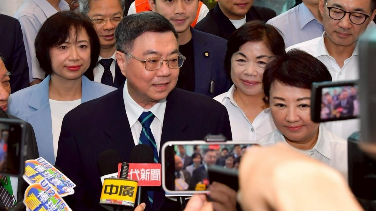 早上在政院吵架？台中座談又同框「卓榮泰突踉蹌、盧秀燕急扶」