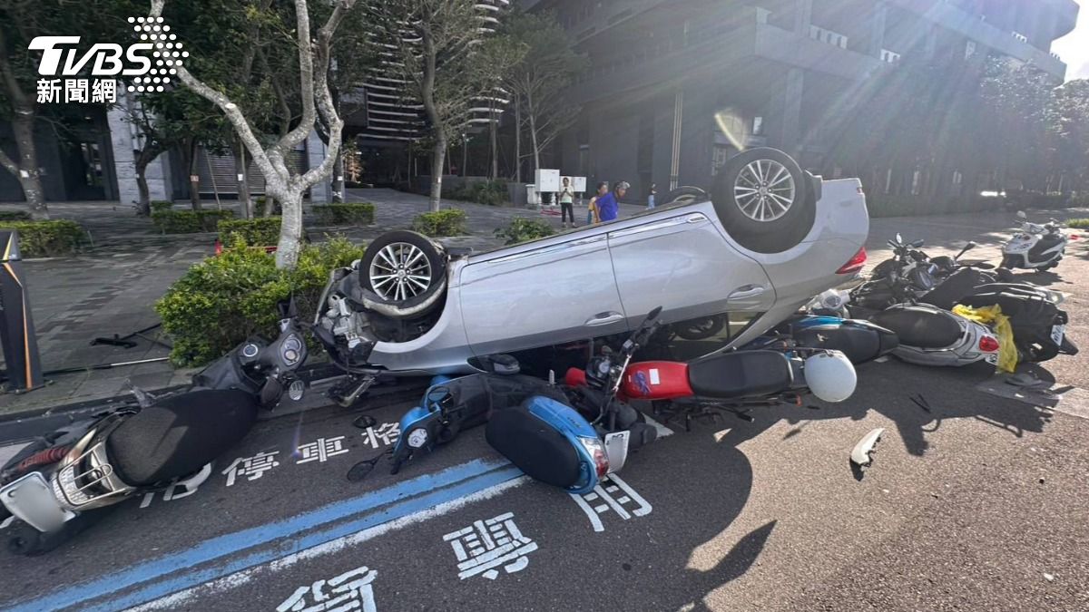 四輪朝天！　駕駛服用「安眠藥」　7小時後自撞波及10車
