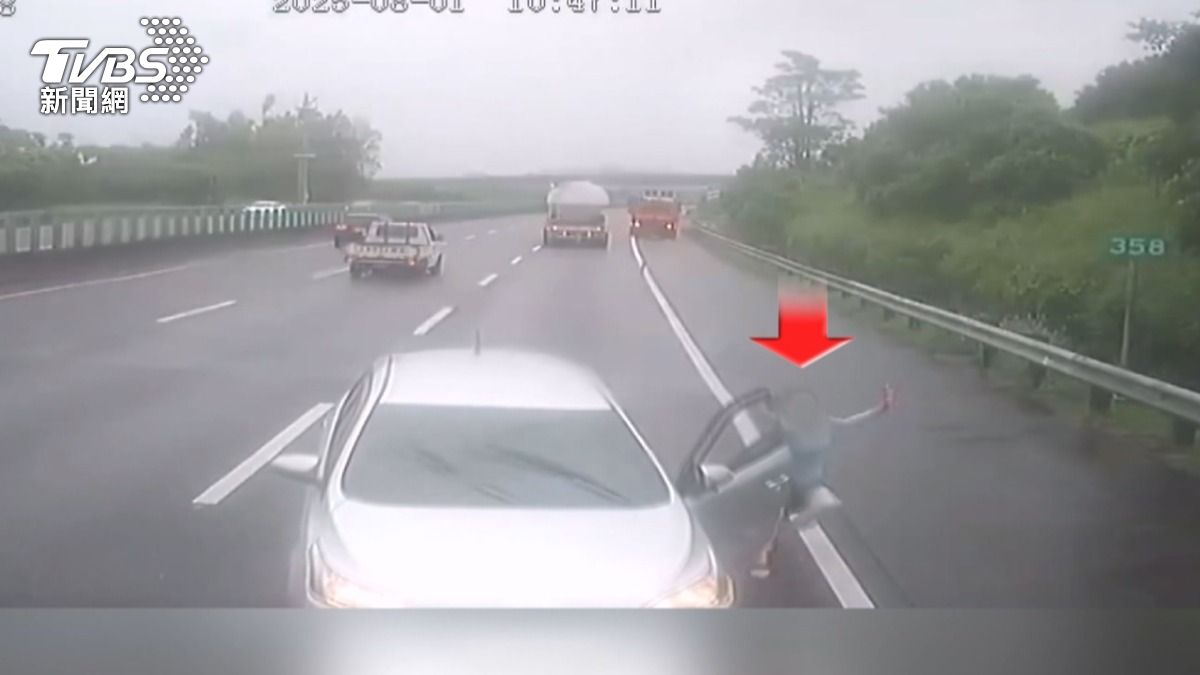 國道奇景！女忘拉手剎車「自小客逆向滑行」她狂追
