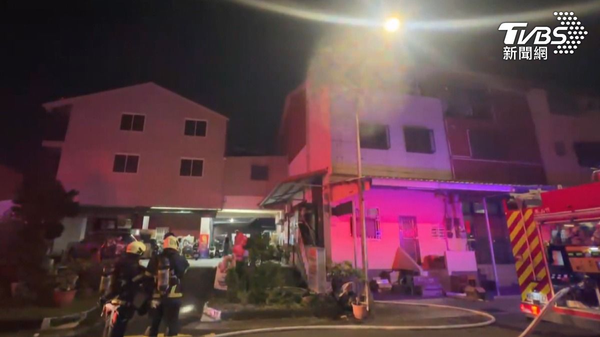 深夜傳爆炸聲！　三代同堂民宅竄火　兒媳、2孫受困待救