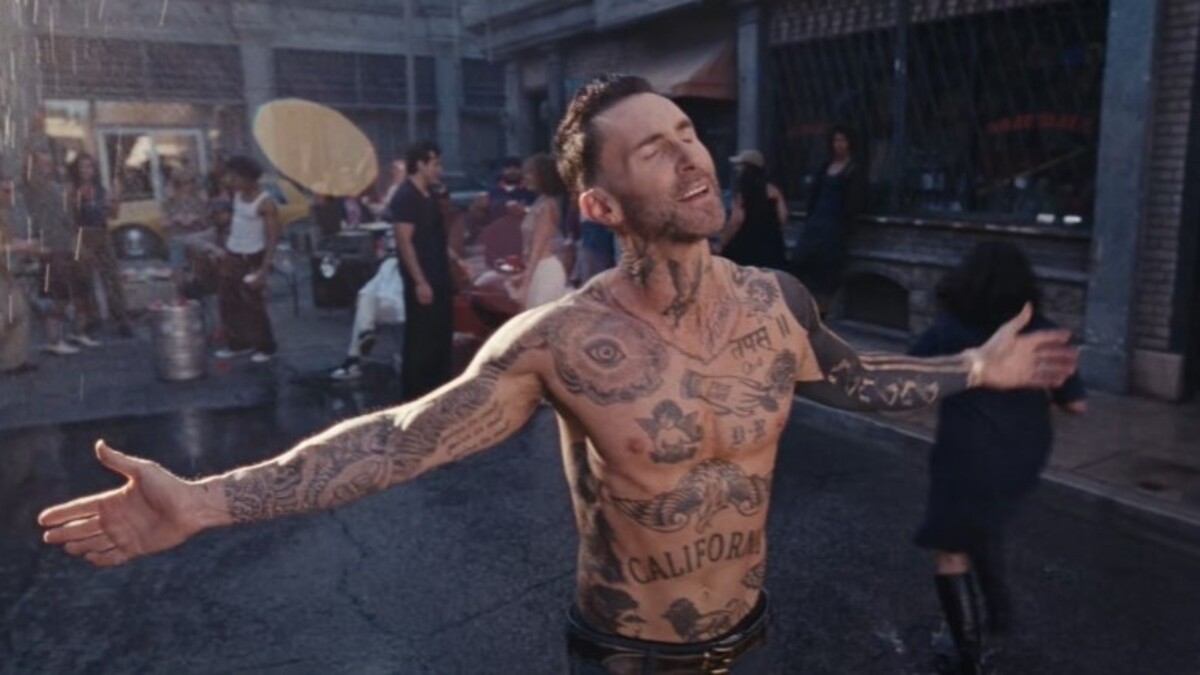  魔力紅主唱亞當·李維今年46歲，仍擁亮眼身材。（圖／翻攝YouTube）