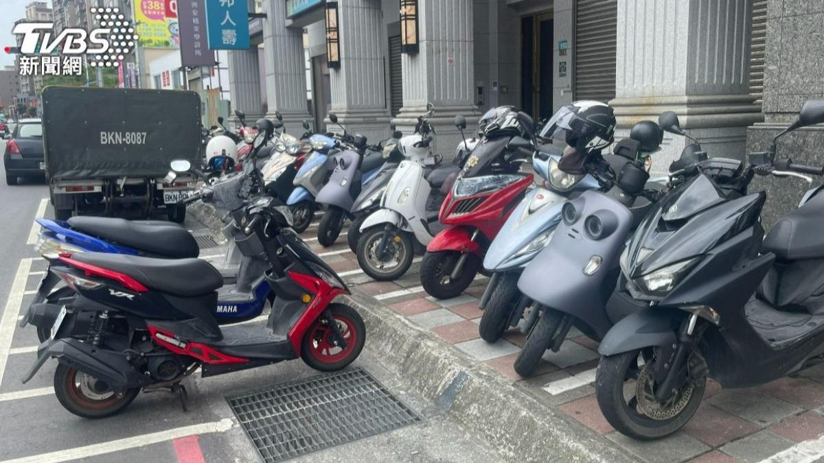 「摸機車座墊」算性騷擾！律師曝原因：盯著別人看也不行