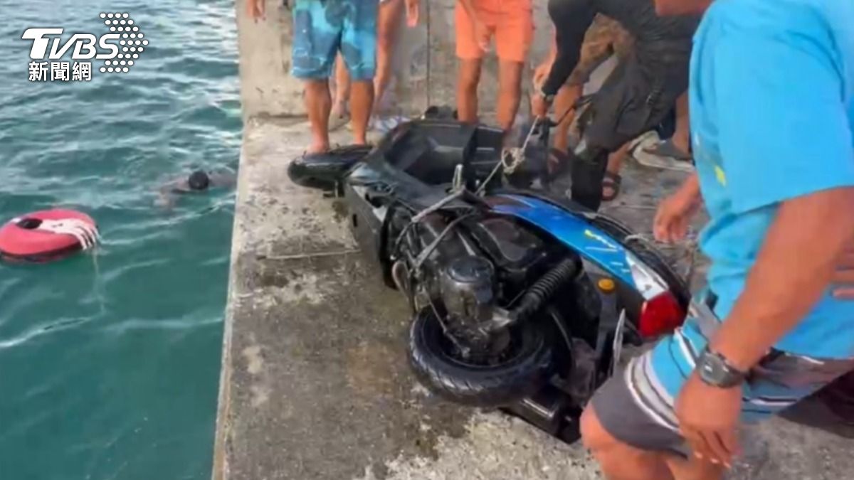 綠島漁港驚魂！24歲香港男不熟地形「連人帶車」墜海