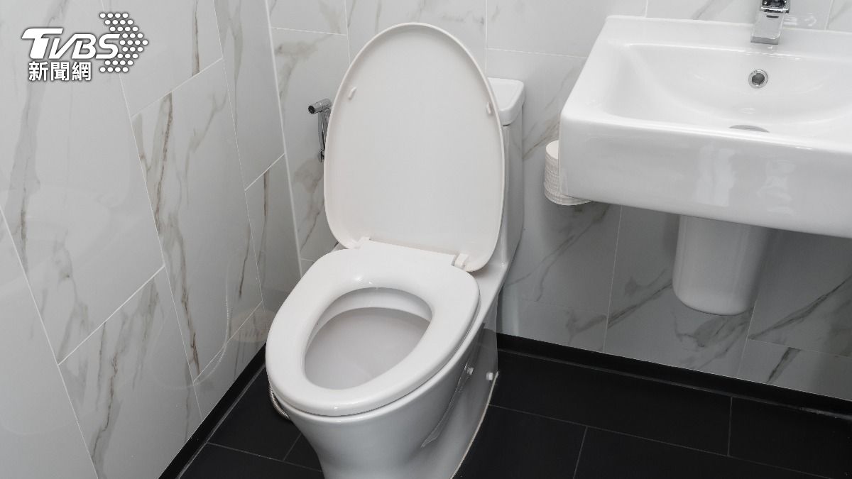 兒子忘記沖馬桶，媽媽看了發現不對。（示意圖／shutterstock達志影像）