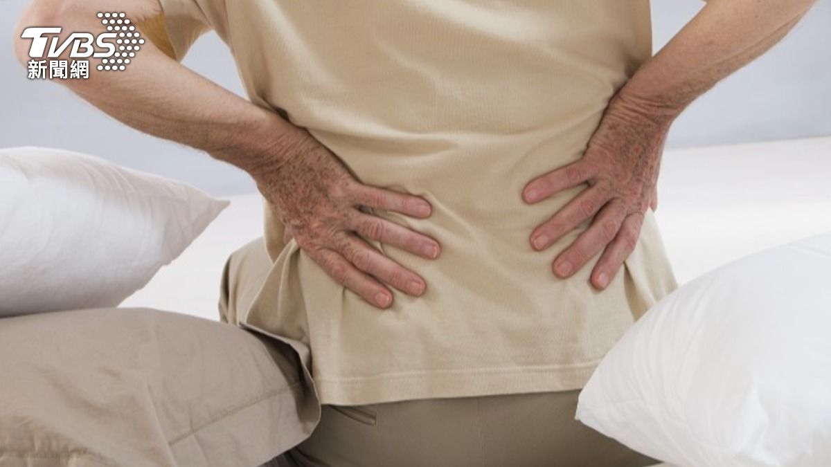腰痛腳麻一年多!4旬男脊椎塞滿痛風石 醫曝常吃1食物風險增