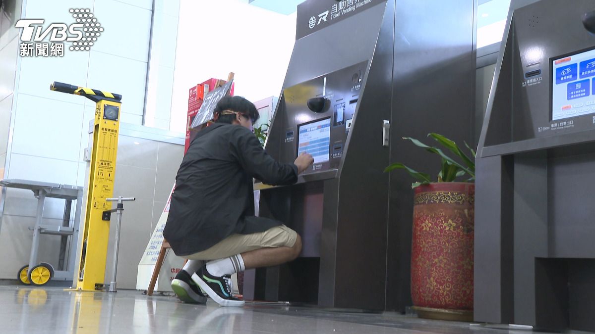 獨/台鐵售票機故障超過一天!12站受影響 售票員崩潰:人不夠還搞這齣