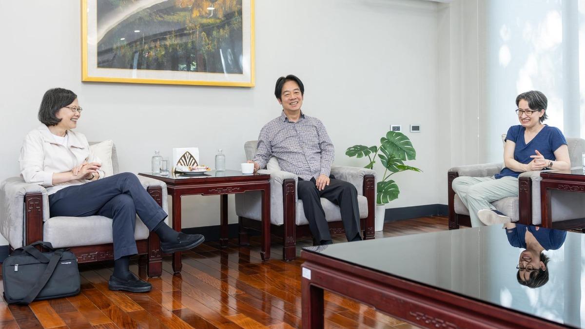 Taiwan leaders unite to address domestic, international issues (Courtesy of Tsai Ing-wen’s Facebook  Taiwan’s former, current presidents discuss nation’s future