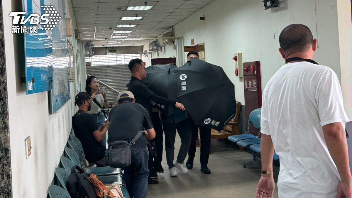 羅男家屬在殯儀館人員協助下現身。（圖／林雅婷攝）