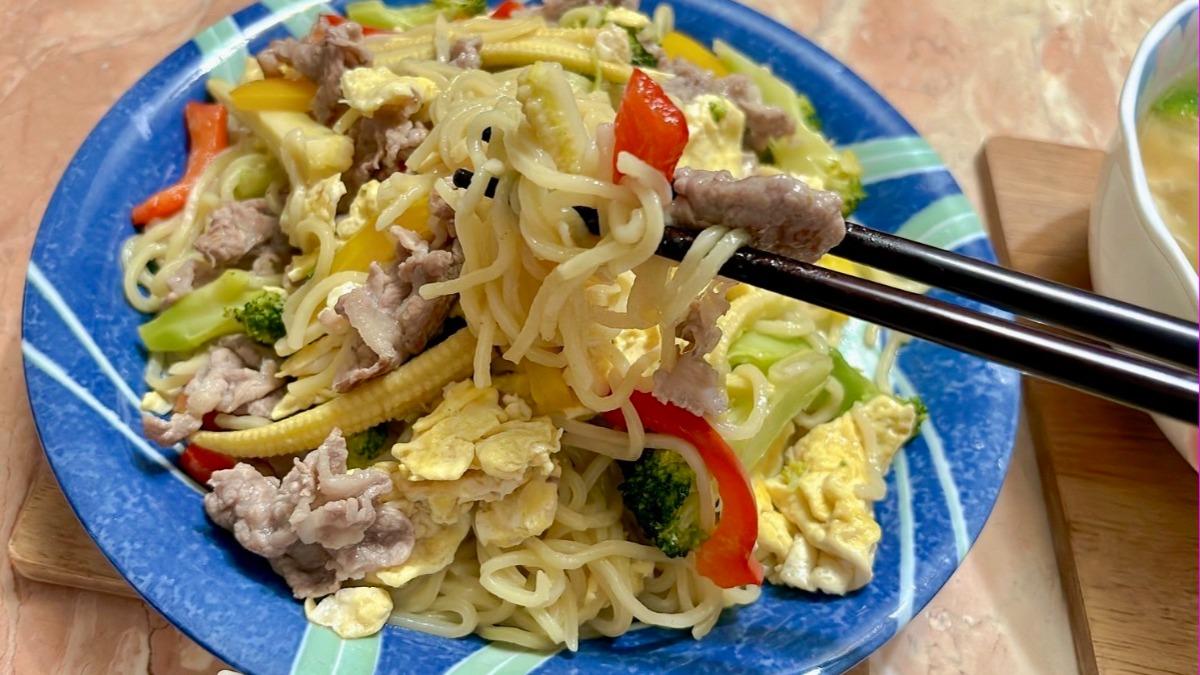 泡麵別只會用煮的!媽媽「1創意吃法」驚呆眾人,麵體Q、吃了就愛上 媽媽把泡麵拿去炒,讓原po食慾大開。(圖/翻攝自臉書社團「我愛全聯-好物老實說」)