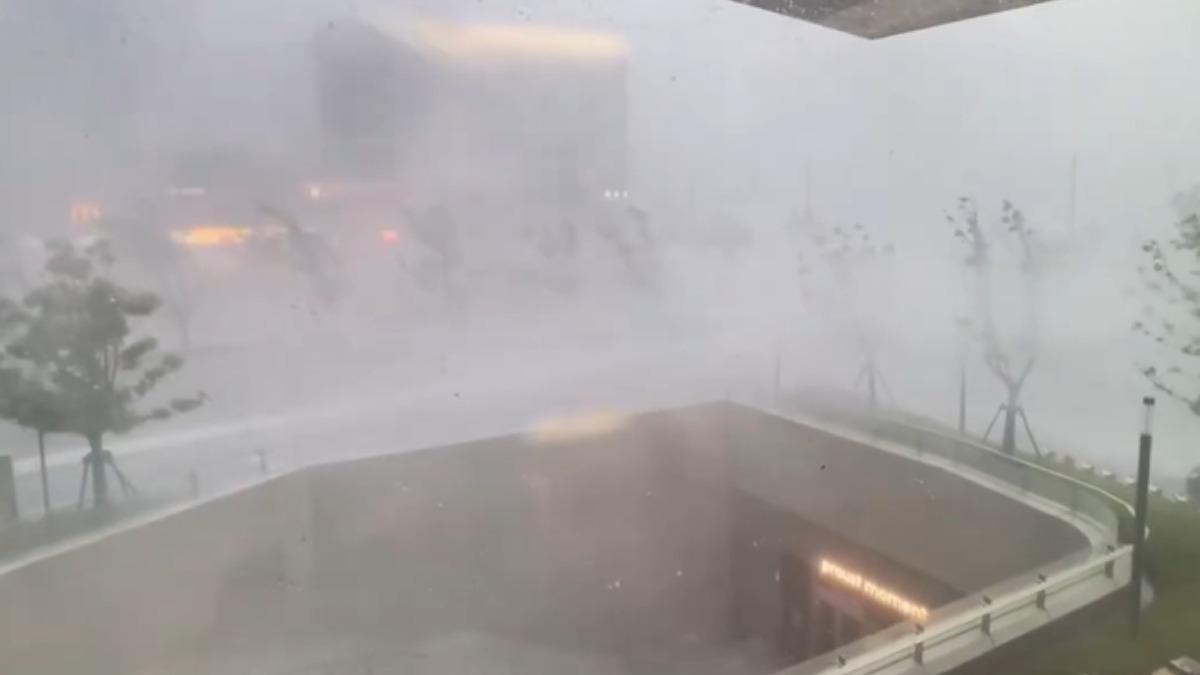 上海前一秒艷陽高照，下一秒刮大風、下大雨。（圖／翻攝自微博）