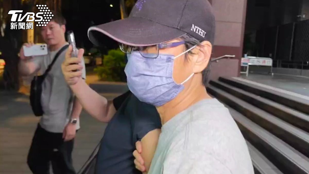 台師大女足教練周台英因涉及違法抽血案，被台北地檢署以詐欺、侵占等罪嫌諭知70萬元交保，並限制出境出海。（圖／TVBS）