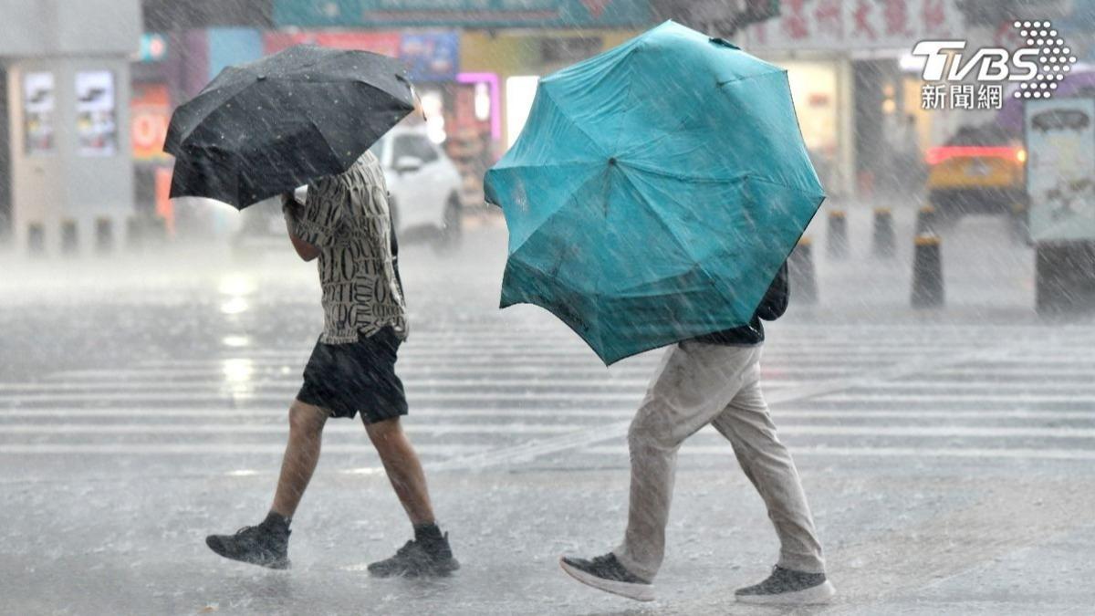 天氣／豪雨特報！熱帶低壓外圍環流　「這兩地」小心暴雨