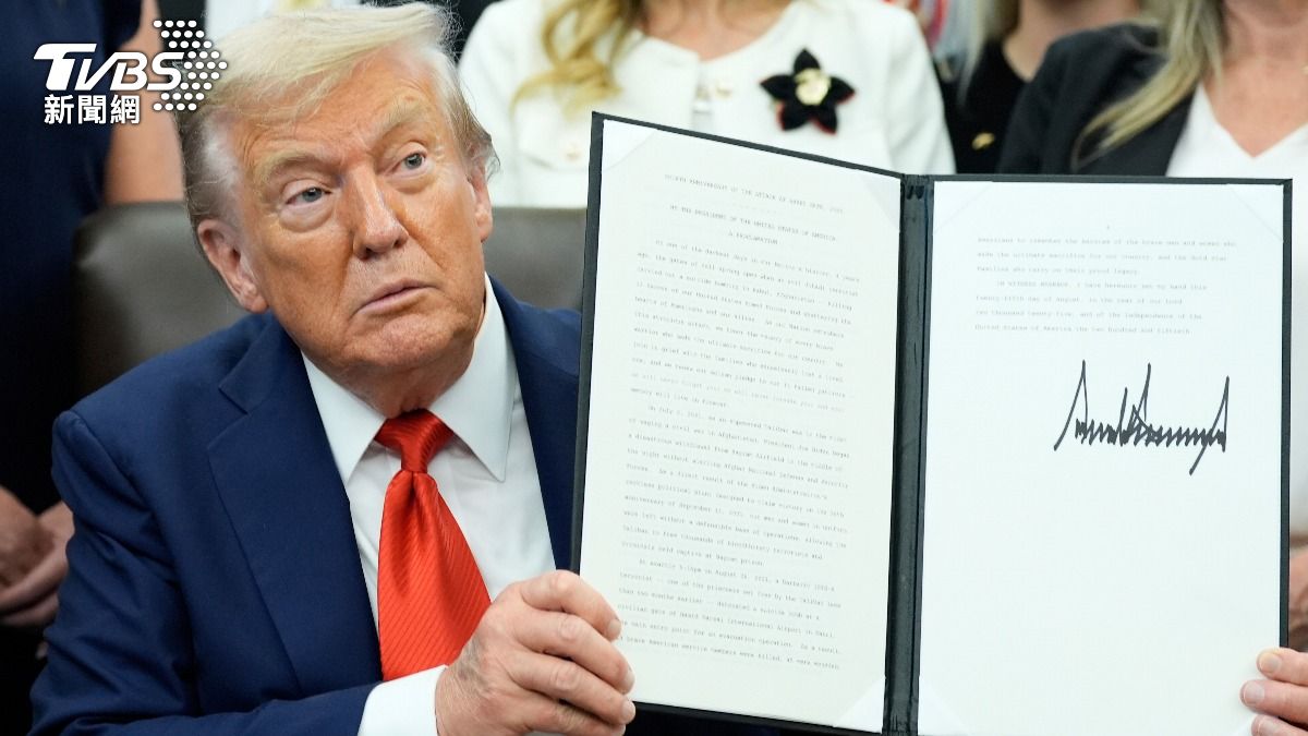 美國總統川普在社群媒體發文，表示將立即撤換聯準會理事發文。（圖／達志影像美聯社）