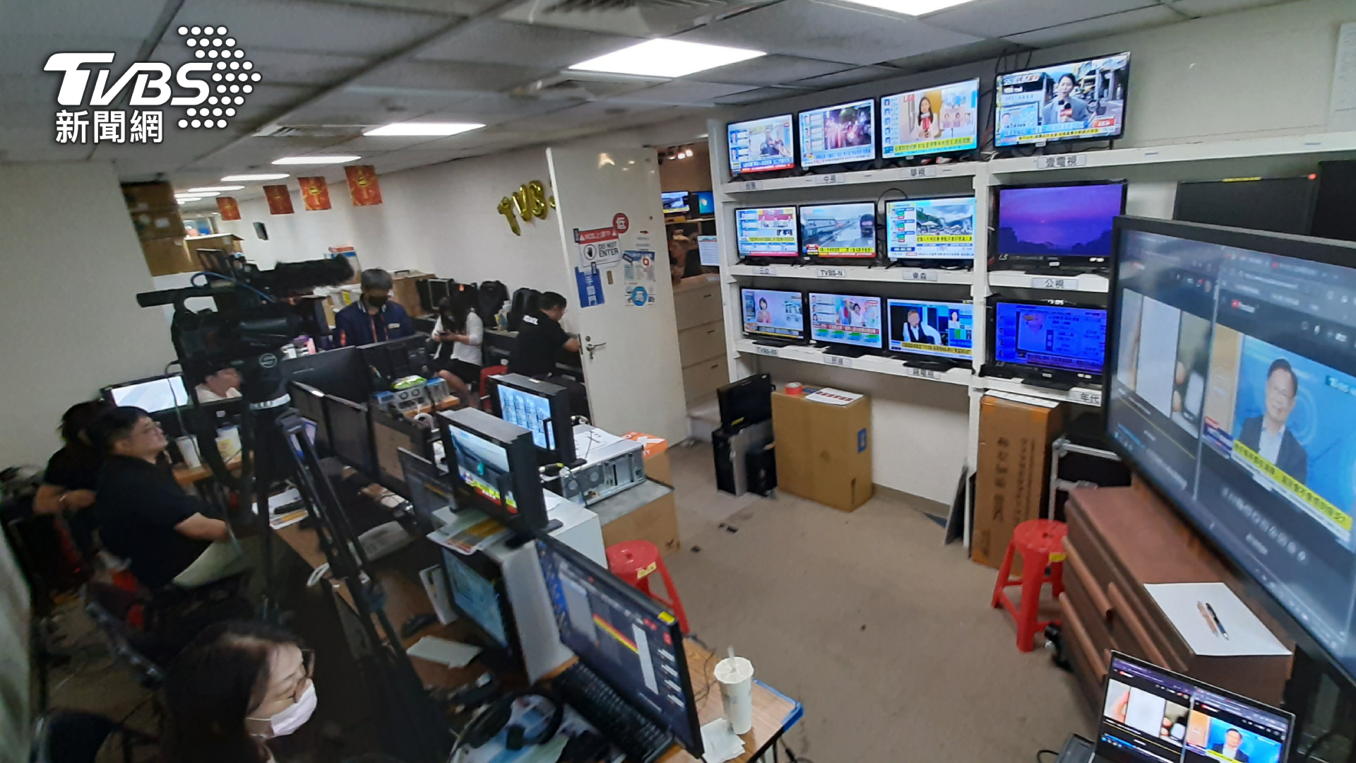 TVBS新聞團隊於投票日再度動員「報票部隊」,深入全台各地投開票所,每一筆回傳資料皆具備完整可追溯性。圖/TVBS TVBS新聞團隊於投票日再度動員「報票部隊」,深入全台各地投開票所,每一筆回傳資料皆具備完整可追溯性。圖/TVBS