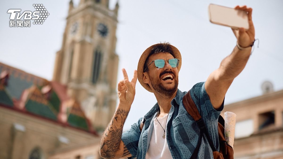 旅游自拍好开心，但若没留意周遭环境恐小命不保。 （示意图/shutterstock 达志影像）