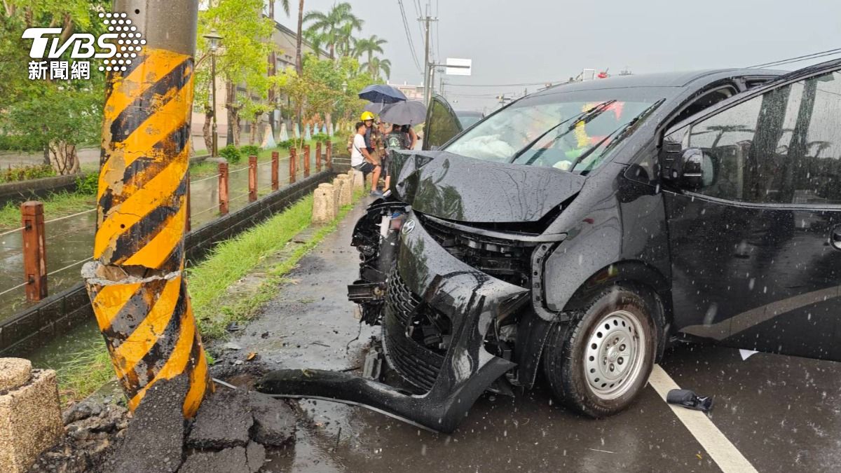 知名旅遊實境節目劇組今日在台南發生車禍。（圖／民眾提供）