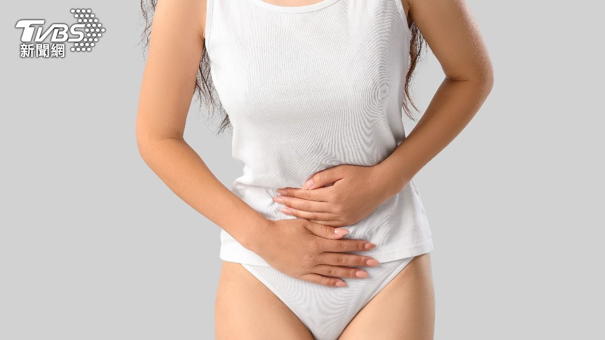 女子用微波爐烘乾內褲。（示意圖／shutterstock達志影像） 