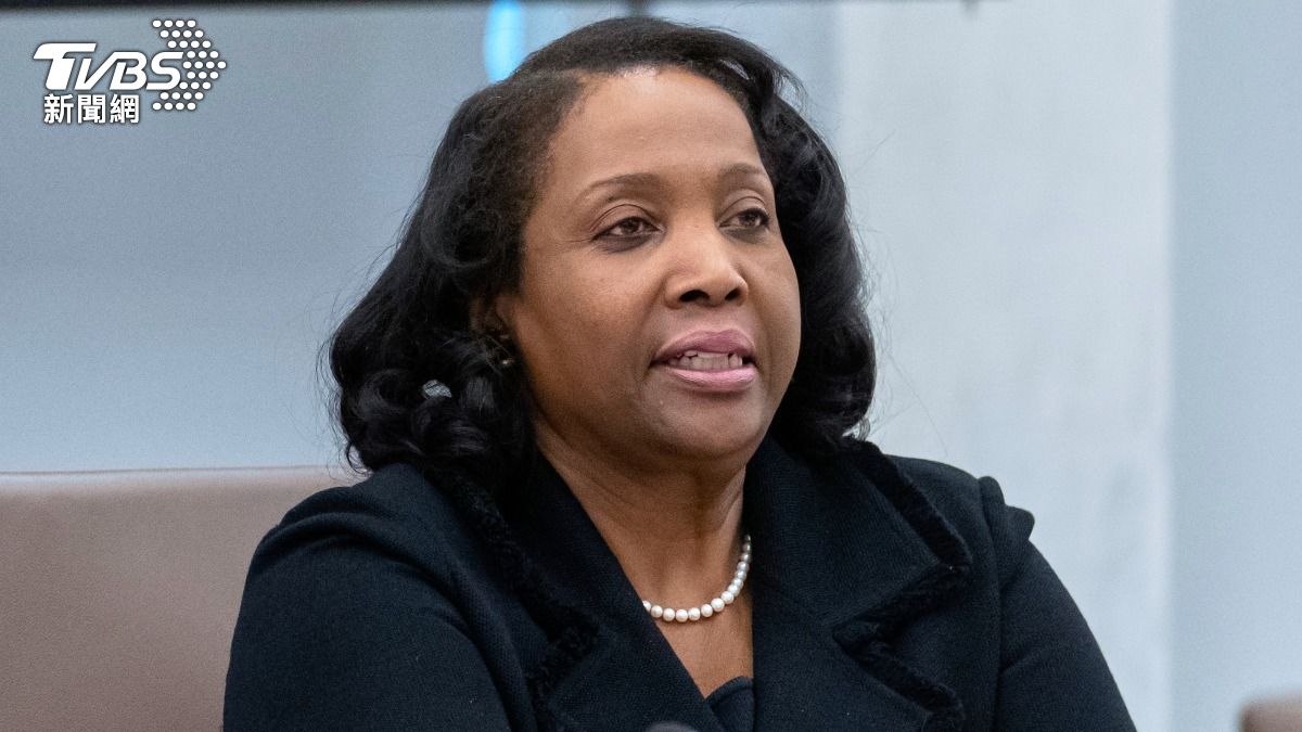 美國聯準會理事庫克（Lisa Cook）今天抗拒美國總統川普將她免職的史無前例行動，她稱川普並無法律權限開除聯準會理事。（圖／達志影像美聯社）