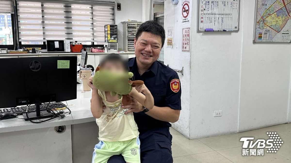 走失女童被帶回派出所，在員警安撫下，總算開心笑了。（圖／海山分局提供）