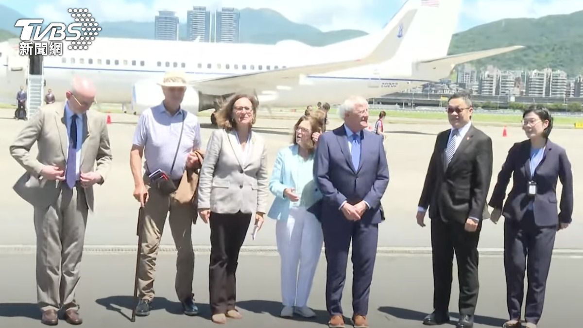 美國參議院軍委會主席抵台　外交部政次陳明祺接機
