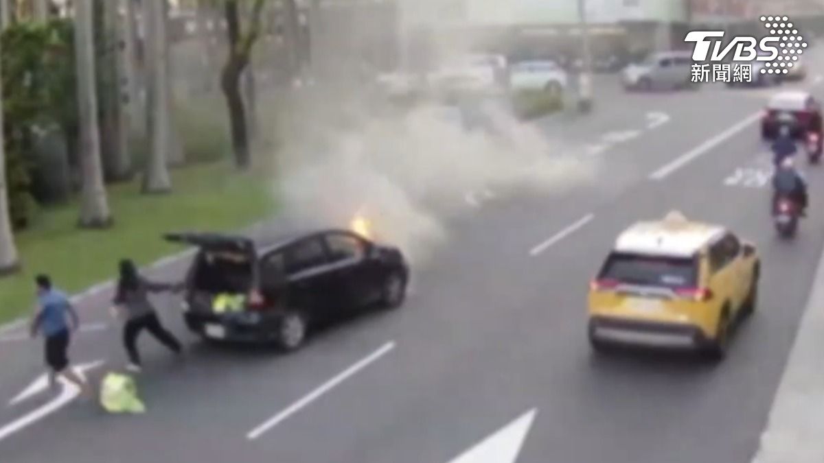 轎車車頭冒煙急竄火！「下班尖峰」4人驚逃　10秒後爆炸聲嚇壞路人