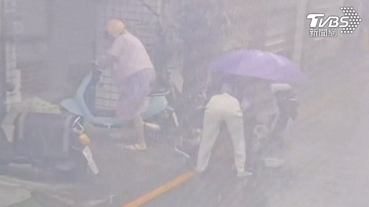 最美風景是人！　8旬婦騎車摔倒　3民眾不顧大雷雨攙扶進家