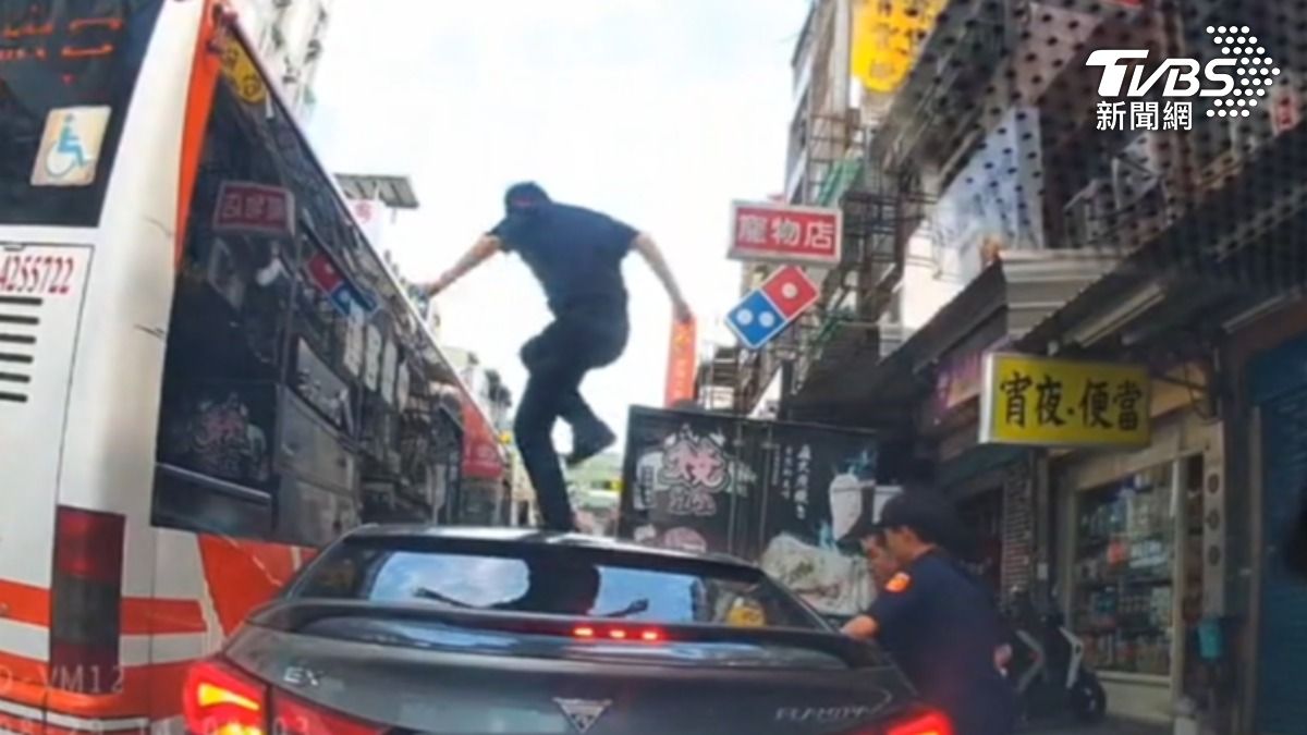 「通緝犯當車手」拒檢狂飆　衝撞警車遭破窗逮捕