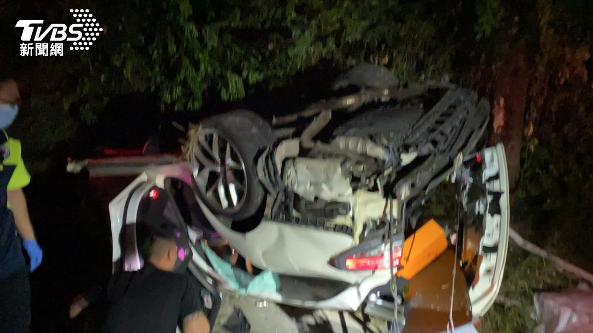 新竹轎車自撞電桿翻覆！車體扭曲變形　1男卡車底OHCA